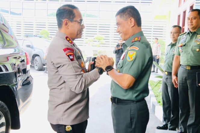 
					Silaturahmi Ke Pangdam II Sriwijaya, Kapolda Sumsel Irjen Andi Rian R Djajadi Disambut Hangat Rekan Seangkatan, Sepakat Kuatkan Sinergitas TNI Polri