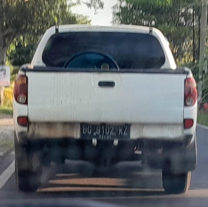 
					Diduga Mobil Dinas Pemkab OKI di Pasang Plat Hitam Tertangkap Kamera, Buat apa ya?