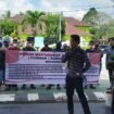 Puluhan masyarakat yang tergabung dalam Forum Masyarakat Anti Korupsi OKI (Formak OKI) menggelar aksi damai di depan Kantor Kejaksaan Negeri (Kejari) Ogan Komering Ilir (OKI) pada Selasa (26/2/25).