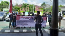 Puluhan masyarakat yang tergabung dalam Forum Masyarakat Anti Korupsi OKI (Formak OKI) menggelar aksi damai di depan Kantor Kejaksaan Negeri (Kejari) Ogan Komering Ilir (OKI) pada Selasa (26/2/25).