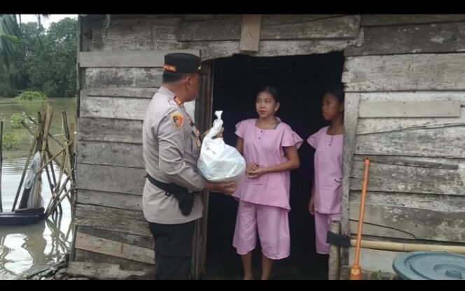 
					Polres OKI dan Polsek Lempuing Salurkan Bantuan bagi Korban Banjir di Tebing Suluh