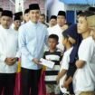 Bupati OKI, Muchendi Mahzareki, menggelar Safari Ramadan perdananya di Desa Ulak Kemang dan memberikan bantuan kepada masyarakat di Desa Ulak Kemang, Kecamatan Pampangan, pada Rabu (5/3/2025).