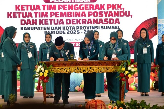 
					Pelantkan Ike Meilina Muchendi, S.E., M.Si, sebagai Ketua Tim Penggerak PKK, Ketua Dewan Kerajinan Nasional Daerah (Dekranasda), serta Ketua Pembina Posyandu Kabupaten Ogan Komering Ilir (OKI) untuk masa bakti 2025-2030