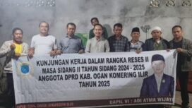 Foto Bersama : Anggota DPRD OKI, Adi Atma Wijaya, foto bersama dengan masyarakat dalam kegiatan reses di Daerah Pemilihan 6 Kecamatan Lempuing dan Lempuing Jaya, pada Senin beberapa waktu lalu.