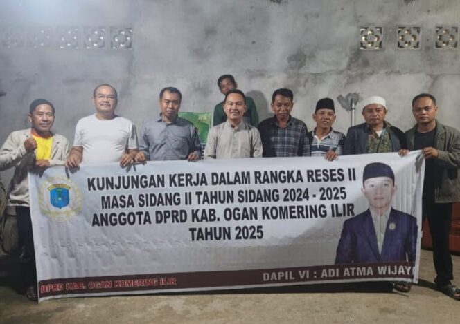 
					Foto Bersama : Anggota DPRD OKI, Adi Atma Wijaya, foto bersama dengan masyarakat dalam kegiatan reses di Daerah Pemilihan 6 Kecamatan Lempuing dan Lempuing Jaya, pada Senin beberapa waktu lalu.