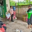 Polsek Banjar Agung saat di TKP di warung sembako di Kampung Penawar Rejo, Rt 002 Rw 005, Kecamatan Banjar Margo, Kabupaten Tulang Bawang.