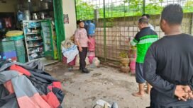 Polsek Banjar Agung saat di TKP di warung sembako di Kampung Penawar Rejo, Rt 002 Rw 005, Kecamatan Banjar Margo, Kabupaten Tulang Bawang.