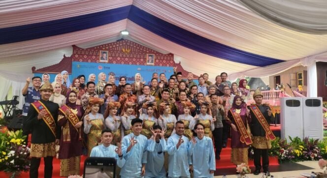 
					OKI Krisis Keuangan, Pejabat Malah Hadiri Festival di TMII