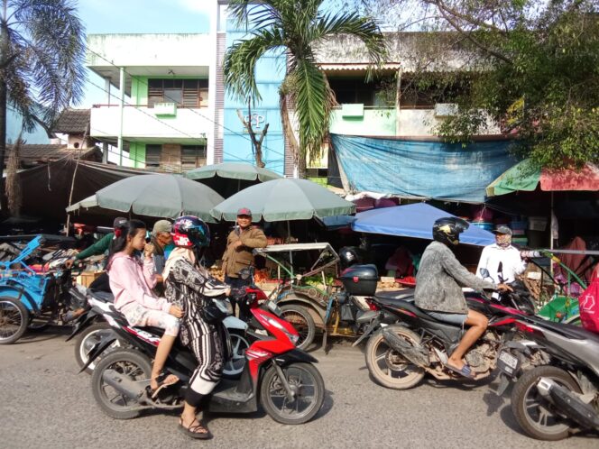 
					Kondisi Pasar Satelit Perumnas Sako Kenten, yang menjadi pusat perdagangan di Kecamatan Sako dan Kecamatan Sematang Borang, Kota Palembang, kian memprihatinkan. Ketidakdisiplinan pedagang dalam menata lapak membuat pasar terlihat semrawut, kotor, dan tidak teratur