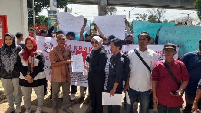 
					Aksi massa yang menyampaikan laporan ini diterima oleh Kasi Penkum Kejati Sumsel, Vanny Yulia Eka Sari, SH, MH. Di hadapan pengunjuk rasa, ia menegaskan laporan tersebut akan diproses sesuai prosedur.