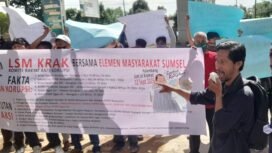 Lembaga Swadaya Masyarakat Komite Rakyat Anti Korupsi (LSM KRAK) menyoroti dugaan tindak pidana korupsi di Sekretariat Daerah (Setda) Kabupaten Banyuasin dengan nilai kerugian negara sekitar Rp1,74 miliar. Desakan itu disampaikan dalam aksi damai di depan Gedung Kejaksaan Tinggi (Kejati) Sumatera Selatan, Jumat (12/9/2025).