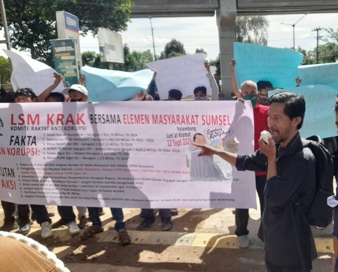 
					Lembaga Swadaya Masyarakat Komite Rakyat Anti Korupsi (LSM KRAK) menyoroti dugaan tindak pidana korupsi di Sekretariat Daerah (Setda) Kabupaten Banyuasin dengan nilai kerugian negara sekitar Rp1,74 miliar. Desakan itu disampaikan dalam aksi damai di depan Gedung Kejaksaan Tinggi (Kejati) Sumatera Selatan, Jumat (12/9/2025).