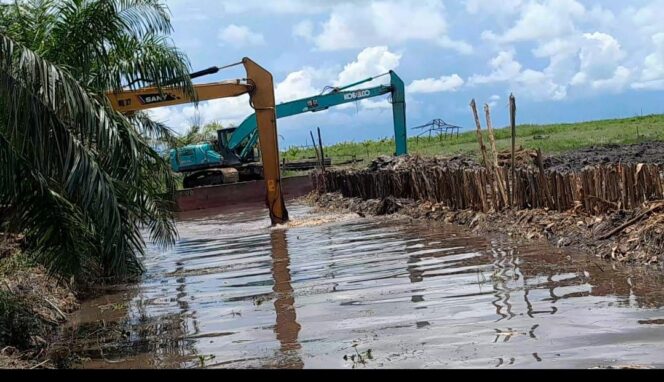 
					Bangunan Mangkrak Bernilai Rp14 Miliar, Warga: Lebih Baik untuk Jalan dan Irigasi