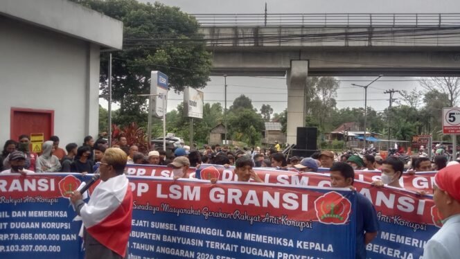 
					Ribuan Massa Kepung Kejati Sumsel, Soroti Dugaan Korupsi Besar-Besaran di Banyuasin