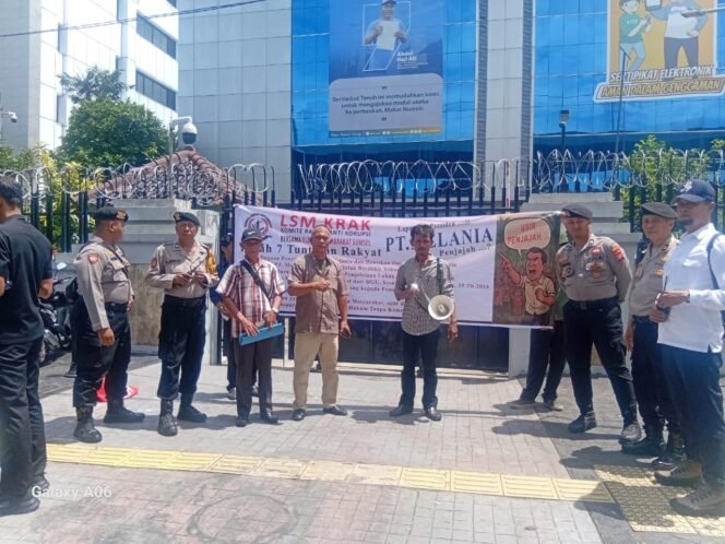 
					AKSI LSM KRAK bersama Elemen Masyarakat Sumatera Selatan di Kantor Kementerian Agraria dan Tata Ruang/Badan Pertanahan Nasional Republik Indonesia hari ini,sekitar pukul 11.00 WIB