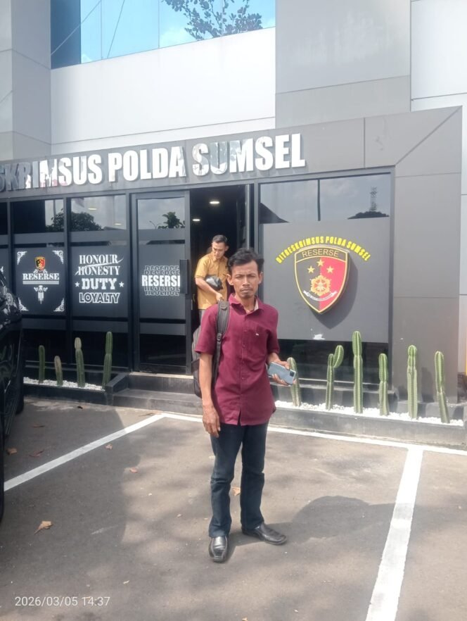 
					Wasito, Perwakilan Forum Masyarakat Talang Kembang Bersatu, saat tiba di  Direktorat Reserse Kriminal Khusus (Ditreskrimsus) Kepolisian Daerah Sumatera Selatan, hari ini Kamis (5/2/2025)