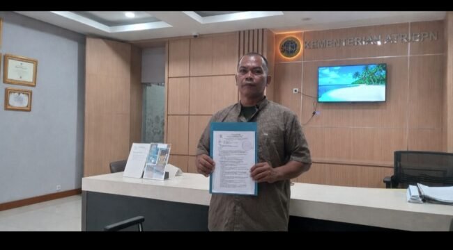 Ketua LSM Krak Sumsel, saat menyampaikan berkas di ATR BPN beberapa waktu lalu