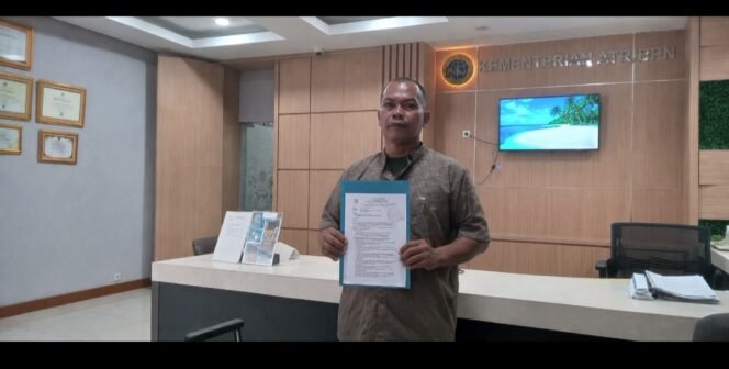 
					Ketua LSM Krak Sumsel, saat menyampaikan berkas di ATR BPN beberapa waktu lalu